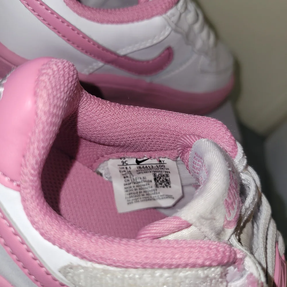 Girls Nike Air Force 1 Low Pink and White Sneakers - Picture 8 of 8
